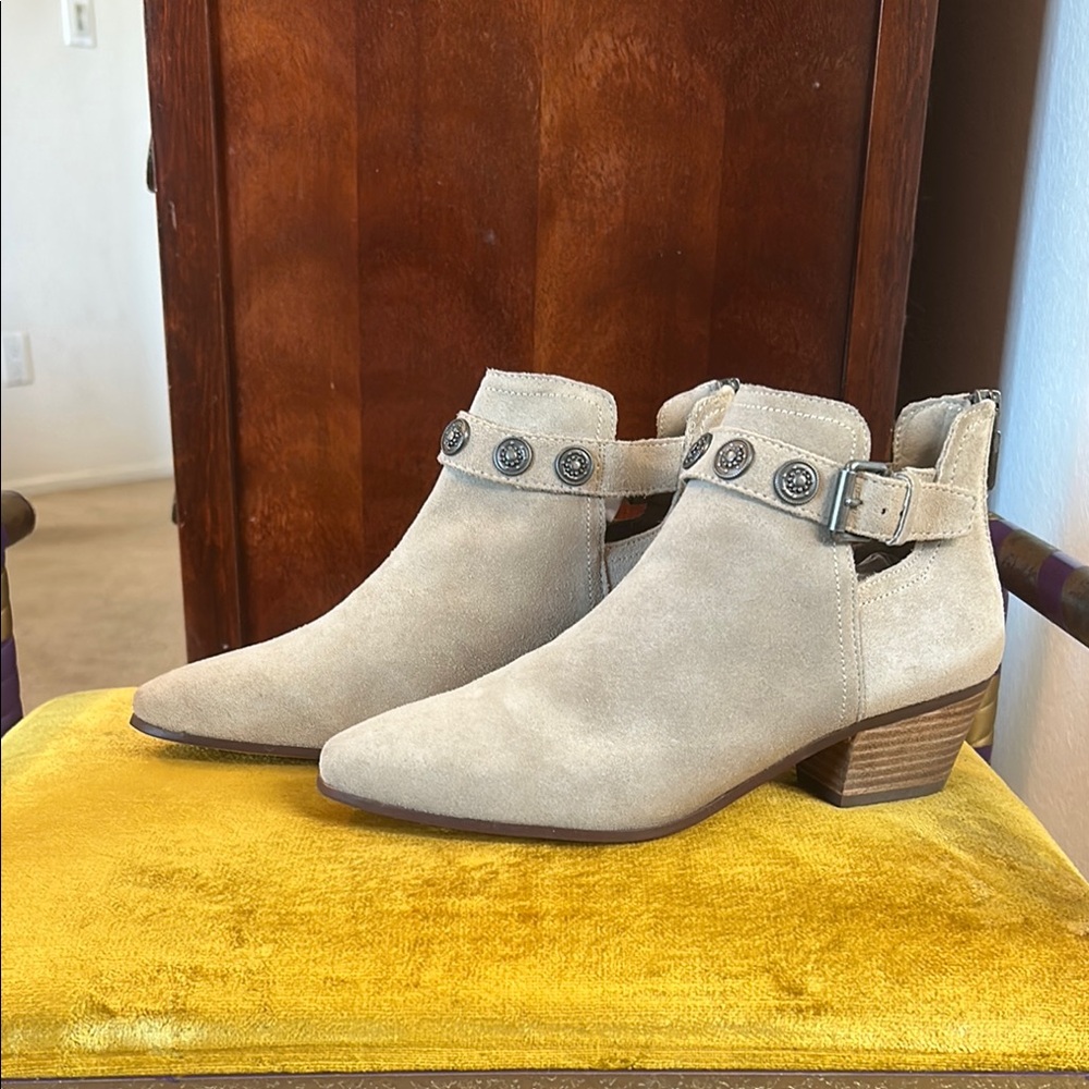 Nine West Stylish Beige Ankle Boots